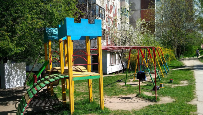 Обережно, пофарбовано: у Тернополі розмальовують дитячі майданчики