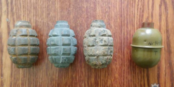 На Тернопільщині чоловік розгулював вулицею з гранатами у руках