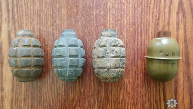 На Тернопільщині чоловік розгулював вулицею з гранатами у руках