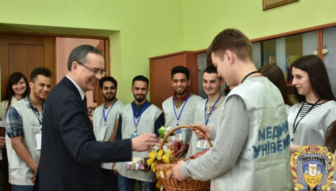 Тернопільські студенти організували акцію “Зроби життя дітей щасливішими”