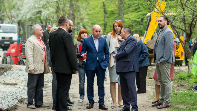 Під час ранкового об’їзду очільник міста побував на вулиці Орлика