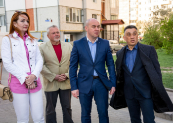 Ремонтують двір на Курбаса, 4 (фото)