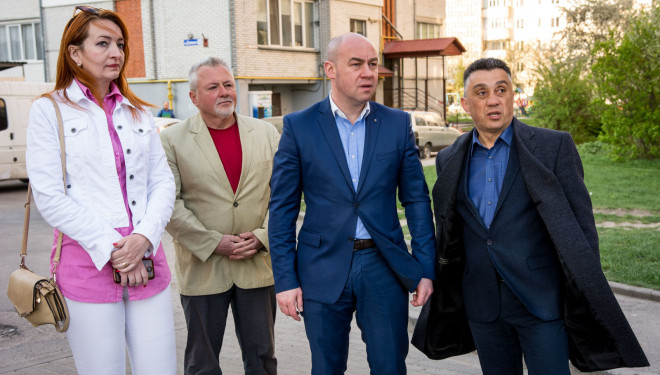 Ремонтують двір на Курбаса, 4 (фото)