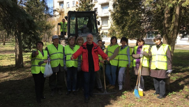 Як у Тернополі сквер на Качали прибирали