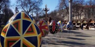 У центрі Тернополі створили локацію для Великодніх  фото