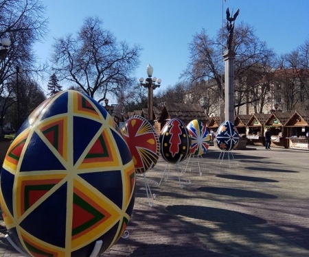 У центрі Тернополі створили локацію для Великодніх  фото