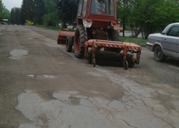Автоматизовано: фотофакт, як у Тернополі прибирають двори