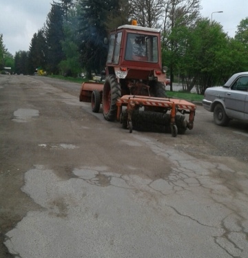 Автоматизовано: фотофакт, як у Тернополі прибирають двори