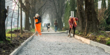 На Київській у Тернополі ремонтують тротуар