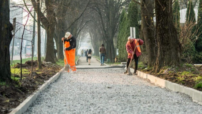 На Київській у Тернополі ремонтують тротуар