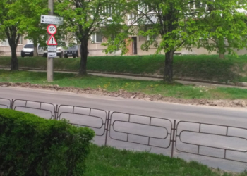 Що роблять комунальники на дорозі у Тернополі, яка веде до Текстильника?