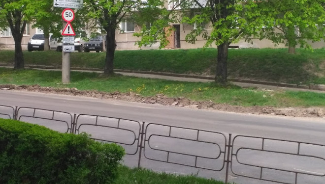 Що роблять комунальники на дорозі у Тернополі, яка веде до Текстильника?