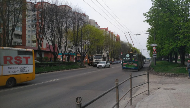 На проспекті Злуки ремонтують дорогу методом холодного ресайклінгу