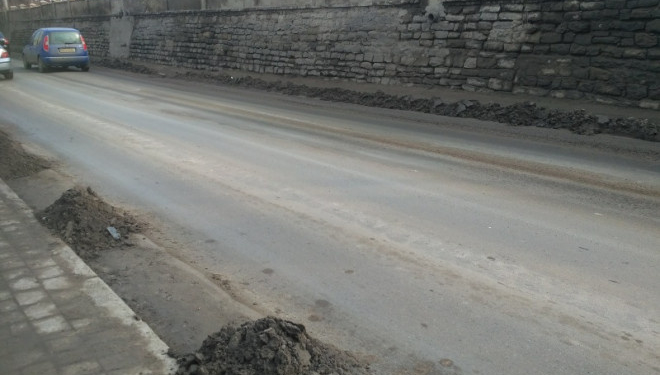 У Тернополі продовжують прибирати узбіччя доріг