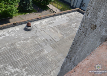 У Тернополі з 5-го поверху випав призовник