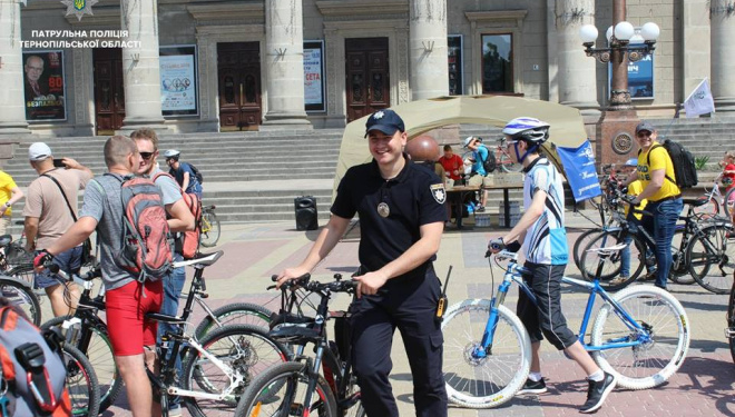 Тернопільські патрульні масово сіли на велосипеди