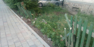 У Тернополі п’яна водійка переплутала дорогу і врізалася в чуже подвір’я (фото)