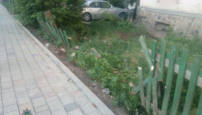 У Тернополі п’яна водійка переплутала дорогу і врізалася в чуже подвір’я (фото)