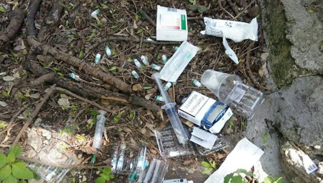 У Тернополі чоловік вживав наркотики на вулиці серед білого дня