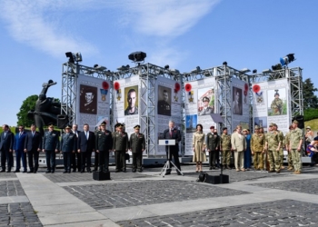 Маємо знати й пам’ятати про усіх, хто мужньо боронив рідну землю – Президент під час відкриття фотовиставки «Герої» (фото, вiдео)