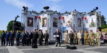 Маємо знати й пам’ятати про усіх, хто мужньо боронив рідну землю – Президент під час відкриття фотовиставки «Герої» (фото, вiдео)