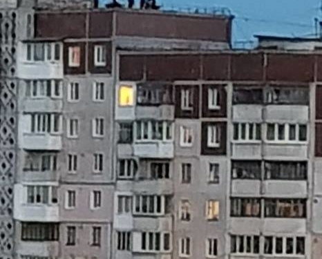 Шок: як тернопільські підлітки на даху багатоповерхівки розважаються (відео)