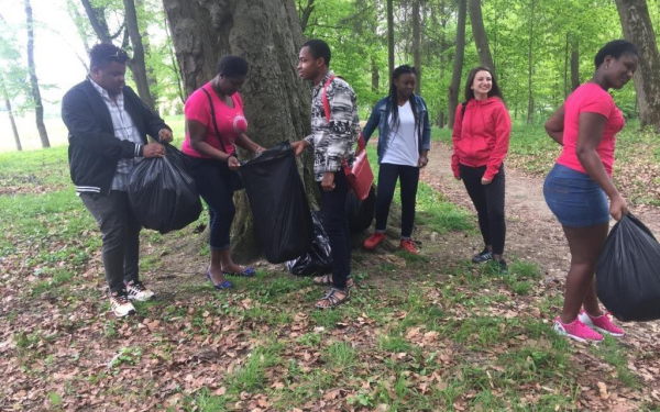 Сміття з території Вишнівецького палацу прибирала майже сотня студентів тернопільського вишу