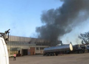 У великій пожежі постраждав рятувальник та четверо людей