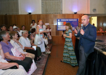 Очільник Тернополя зустрівся з людьми похилого віку під час акції “Єднання поколінь”