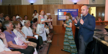 Очільник Тернополя зустрівся з людьми похилого віку під час акції “Єднання поколінь”