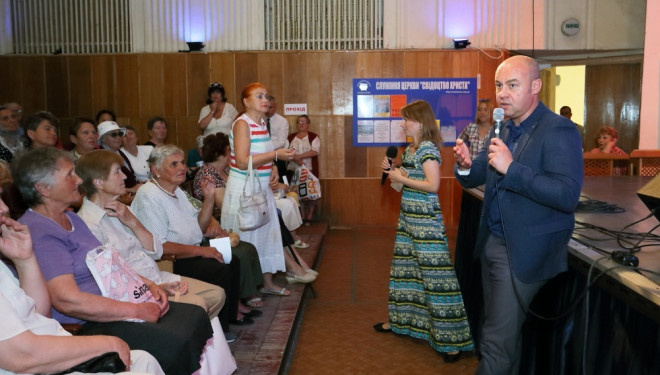 Очільник Тернополя зустрівся з людьми похилого віку під час акції “Єднання поколінь”