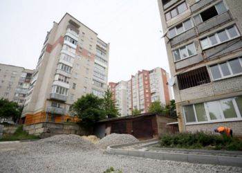 Очільник Тернополя оглянув стан виконання робіт на вулиці Просвіти, 13