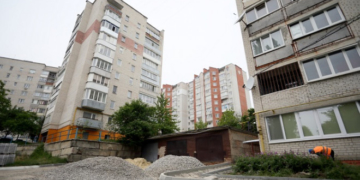 Очільник Тернополя оглянув стан виконання робіт на вулиці Просвіти, 13