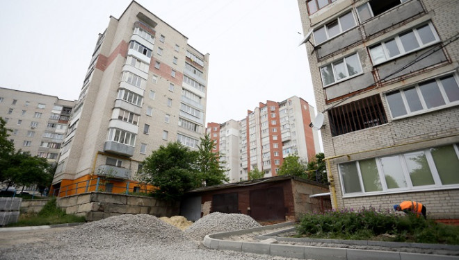 Очільник Тернополя оглянув стан виконання робіт на вулиці Просвіти, 13