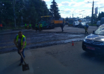 На проспекті Злуки асфальтують заїзні кишені