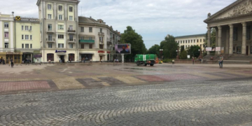 Як у Тернополі Театральний майдан мили (фотофакт)