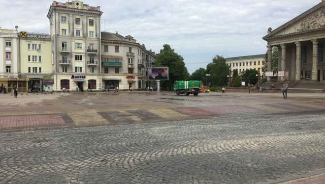 Як у Тернополі Театральний майдан мили (фотофакт)