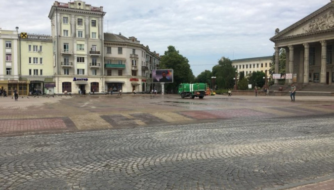 Як у Тернополі головний майдан миють (фотофакт)
