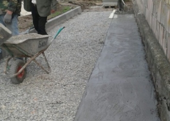 Неподалік бульвару Данила Галицького в Тернополі ремонтують пішохідні доріжки 