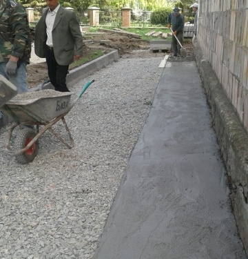 Неподалік бульвару Данила Галицького в Тернополі ремонтують пішохідні доріжки