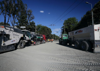 На проспекті Злуки влаштовують бордюри та готуються вкладати верхній шар асфальтобетону (Фото)