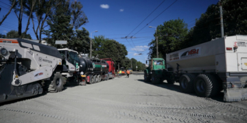 На проспекті Злуки влаштовують бордюри та готуються вкладати верхній шар асфальтобетону (Фото)
