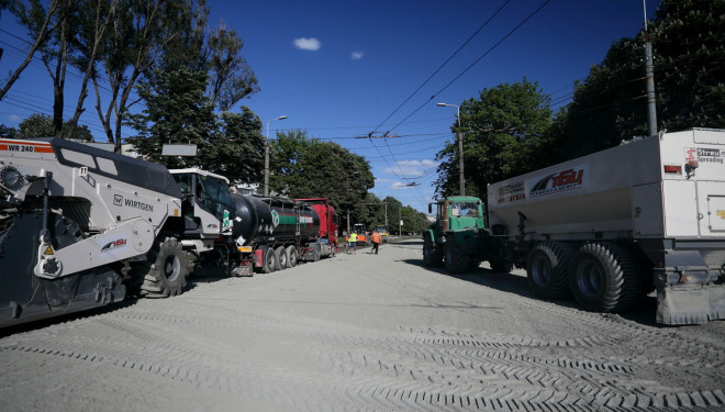 На проспекті Злуки влаштовують бордюри та готуються вкладати верхній шар асфальтобетону (Фото)
