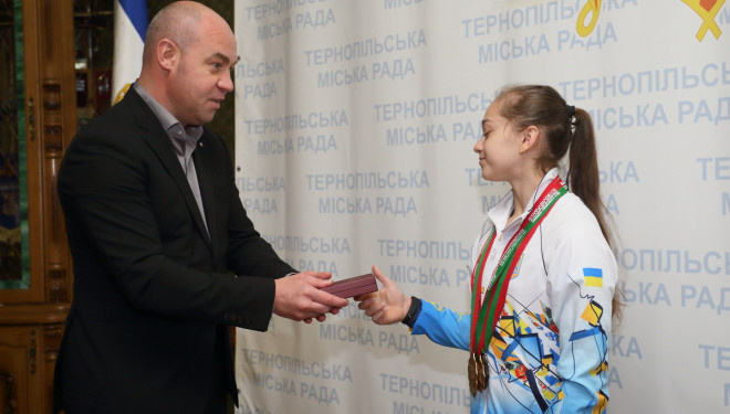Міський голова Сергій Надал зустрівся з багаторазовою чемпіонкою України зі спортивної гімнастики Анастасією Бачинською