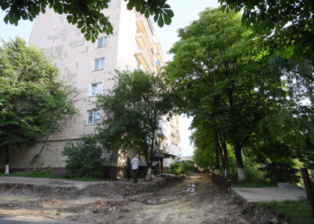 У Тернополі на окрузі, де немає депутата, ремонтують двір