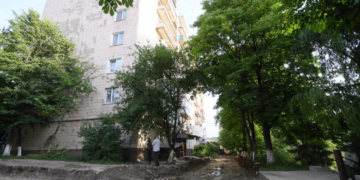 У Тернополі на окрузі, де немає депутата, ремонтують двір