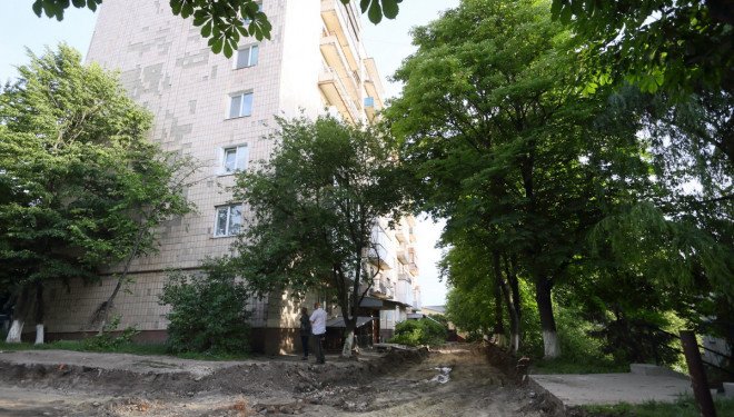 У Тернополі на окрузі, де немає депутата, ремонтують двір