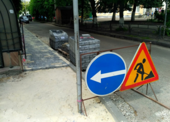 У центрі Тернополя ремонтують тротуар 
