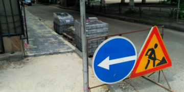 У центрі Тернополя ремонтують тротуар 