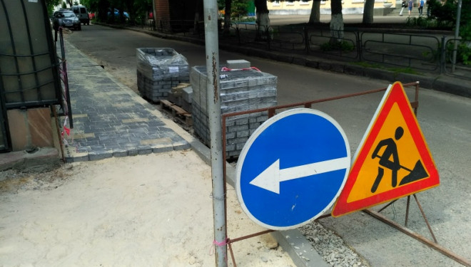 У центрі Тернополя ремонтують тротуар 